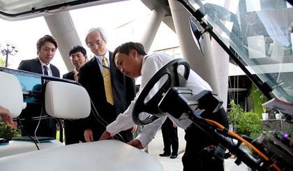 Đại diện FPT giới thiệu công nghệ xe tự hành với lãnh đạo Bộ Nội vụ và Truyền thông Nhật Bản. (Nguồn: FPT)