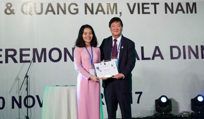 Vietnamese student Nguyen Cam Tu receives APEC 2017 VOF’s leadership award