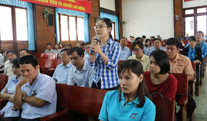 Người lao động lo lắng với cách tính lương hưu mới theo Luật BHXH năm 2014 tại Hội nghị Đối thoại với người lao động về BHXH, BHYT, BHTN diễn ra tại Tiền Giang vào ngày 10-11. 