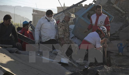 Lực lượng cứu hộ tìm kiếm người sống sót trong động đất ở tỉnh Kermanshah, Iran ngày 13-11. Nguồn: AFP/TTXVN