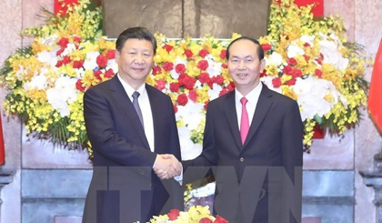President Tran Dai Quang (R) has talks with General Secretary of the Communist Party of China and President Xi Jinping in Hanoi on November 13. (Photo: VNA)