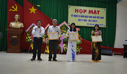 Lãnh đạo huyện Châu Thành trao bằng khen của Bộ GD-ĐT cho các tập thể tại lễ họp mặt