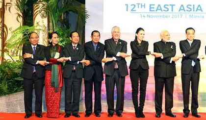 Vietnamese Prime Minister Nguyen Xuan Phuc (first from left) take photo with other leaders at the 12th East Asia Summit (Photo VNA)