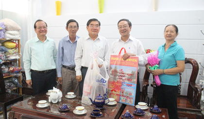 Đoàn đến thăm và tặng quà gia đình thầy Phan Văn Hà, nguyên Giám đốc Sở GD-ĐT, nguyên Phó Chủ tịch UBND tỉnh