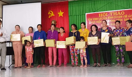 Tôn vinh và tặng quà cho các gia đình sinh con một bề là gái tiêu biểu ở huyện Tân Phú Đông.