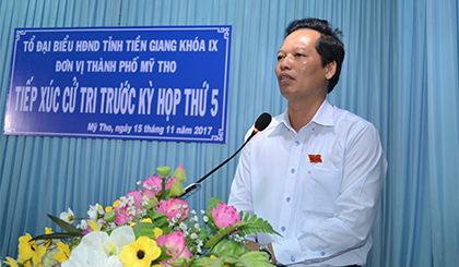 Đại biểu Nguyễn Thành Diệu - Trưởng Ban kinh tế - Ngân sách HĐND tỉnh phát biểu tại buổi tiếp xúc