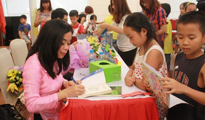 Author Nguyen Phan Que Mai and her young readers (Photo: VNA)