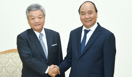 PM Nguyen Xuan Phuc (right) receives President of Nikkei Inc Naotoshi Okada.