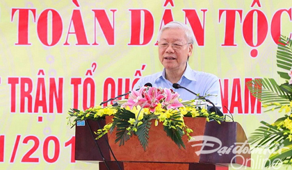 General Secretary Nguyen Phu Trong speaks at the festival of great national unity in Thuong Dien cultural village.