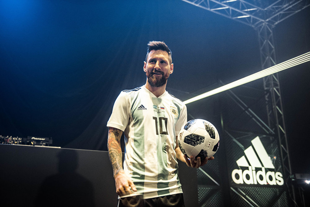 Ngày 10/11/2017, danh thủ Argentina Lionel Messi giới thiệu quả bóng chính thức World Cup 2018. Ảnh: Sputnik.