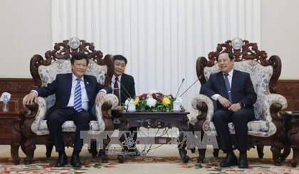 Lao Deputy PM Sonesay Siphandone receives Vietnamese Deputy Minister of Home Affairs, Nguyen Duy Thang (left).