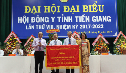 Đồng chí Trần Thanh Đức trao tặng Bức trướng của UBND tỉnh cho Hội Đông y tỉnh.