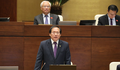 Bộ trưởng TT&TT Trương Minh Tuấn trả lời chất vấn trước Quốc hội. Ảnh: VGP/Nhật Bắc