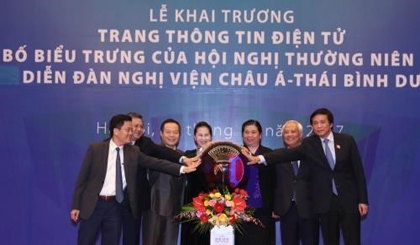 National Assembly Chairwoman Nguyen Thi Kim Ngan (centre, left) and her deputy Tong Thi Phong (centre, right) at the ceremony (Photo: VNA)