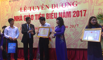  Thứ trưởng Nguyễn Thị Nghĩa và Chủ tịch Công đoàn Giáo dục Việt Nam Vũ Minh Đức đã trao Bằng khen của Bộ trưởng Bộ GD&ĐT tặng thầy, cô giáo tiêu biểu. Ảnh: VA