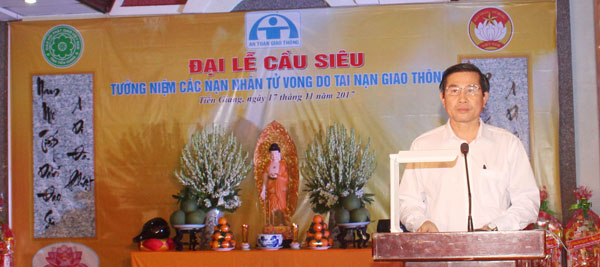 Chủ tịch UBND tỉnh, Trưởng Ban ATGT tỉnh Lê Văn Hưởng phát biểu tại buổi lễ