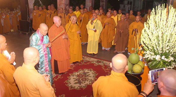 Tăng ni Phật tử cầu siêu cho các nạn nhân do TNGT.