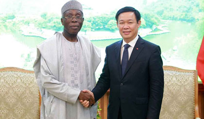 Deputy Prime Minister Vuong Dinh Hue (R) and Minister of Agriculture of Nigeria Audu Innocent Ogbeh (Photo: VGP)