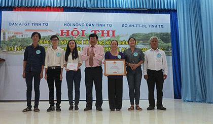 Ban tổ chức trao giải Nhất cho huyện Tân Phước 