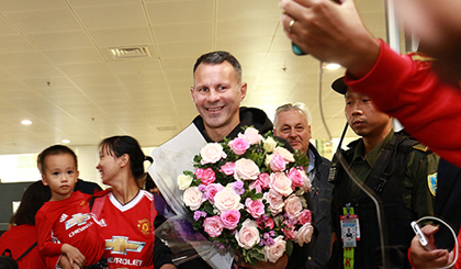  Ryan Giggs ấn tượng với sự đón tiếp của các fan Man Utd ngay tại sân bay Nội Bài. Ảnh: Lâm Thoả. 