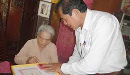 Đồng chí Phạm Văn Khanh trao Kỷ niệm chương “Vì sự nghiệp giáo dục” của ông Nguyễn Văn Phỉ (Ba Khôi) cho gia đình ông tại nhà riêng (ấp Mỹ Phụng, xã Mỹ Phú, huyện Giồng Trôm, tỉnh Bến Tre) vào năm 2012.