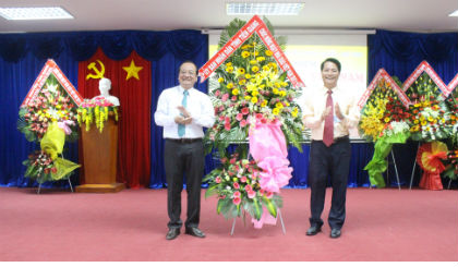 Đồng chí Trần Thanh Đức tặng hoa chúc mừng tập thể sư phạm Trường THPT Nguyễn Đình Chiểu 
