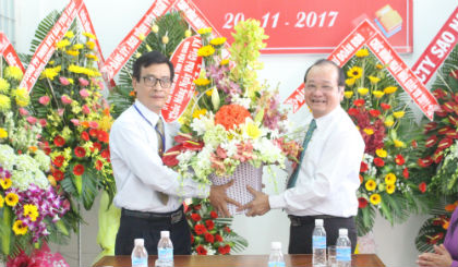 Lãnh đạo tỉnh tặng hoa chúc mừng tập thể sư phạm Trường Đại học Tiền Giang 