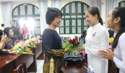 Học sinh Trường THPT Nguyễn Đình Chiểu tặng hoa tri ân thầy cô