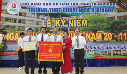 Đồng chí Trần Thanh Đức, Phó Chủ tịch UBND tỉnh trao Cờ thi đua cho nhà trường