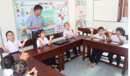 Thầy Lê Xuân Quyết đang hát cùng các em học sinh trường Tiểu học Song Tử Tây.