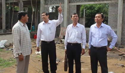 Chủ tịch UBND tỉnh Lê Văn Hưởng trao đổi với nhà thầu về việc xây dựng nhà văn hóa xã Mỹ Trung.