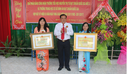 Đồng chí Lê Văn Nghĩa trao Bằng công nhận trường đạt chuẩn Quốc gia cho Trường Tiểu học Nguyễn Thị Tư và Trường THCS Bình Ân.