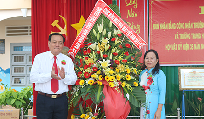 Đồng chí Lê Văn Nghĩa trao hoa chúc mừng Ngày Nhà giáo Việt Nam của UBND tỉnh đến tập thể thầy cô giáo hai trường Tiểu học Nguyễn Thị Tư và THCS Bình Ân.