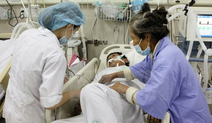 Nhân viên y tế cấp cứu cho bệnh nhân bị đột quỵ. (Ảnh: Dương Ngọc/TTXVN)