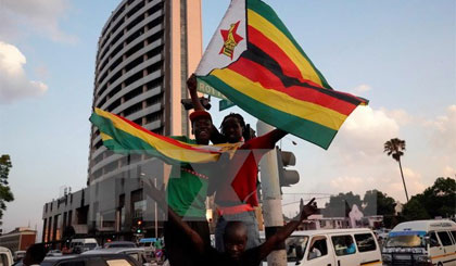 Người dân và binh sỹ Zimbabwe vui mừng trước thông tin Tổng thống từ chức, tại Harare. Nguồn: AFP/TTXVN