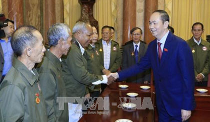 President Tran Dai Quang receives Lao people with contributions to Vietnam's revolution (Photo: VNA)