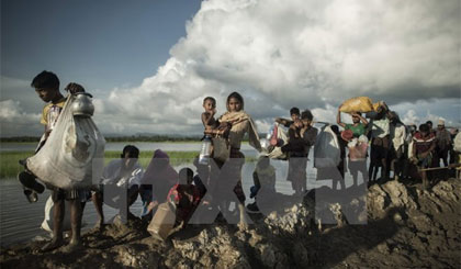 Người tị nạn Rohingya từ Myanmar chạy nạn sang Whaikhyang, Bangladesh ngày 9-10. Nguồn: AFP/TTXVN