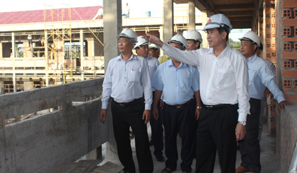 Chairman of the PPC Le Van Huong exchanged with leaders of Go Cong Dong district and contractor. Photo: MINH THANH