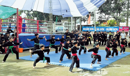Các VĐV biểu diễn quyền thuật Giải Võ Cổ truyền huyện Tân Phước mở rộng năm 2017.