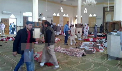 Thi thể các nạn nhân tại hiện trường vụ đánh bom đền thờ Al Rawda ngày 24-11. Nguồn: AFP/ TTXVN