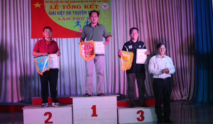 Phó Chủ tịch UBND huyện Tân Phước Trần Văn Nhân  trao giải toàn đoàn cho các đơn vị có thành tích xuất sắc.
