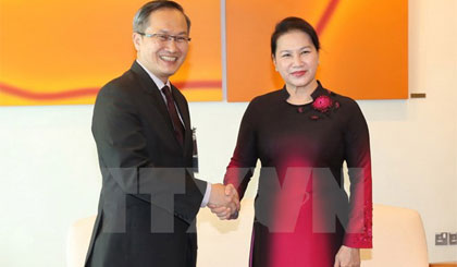  Phó Chủ tịch Quốc hội Singapore Lim Biow Chuan đón Chủ tịch Quốc hội Nguyễn Thị Kim Ngân tại Sân bay Quốc tế Changi. Ảnh: Trọng Đức/TTXVN