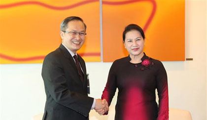 Vietnamese National Assembly Chairwoman Nguyen Thi Kim Ngan (R) and Deputy Speaker of the Singaporean Parliament Lim Biow Chuan (Source: VNA)  