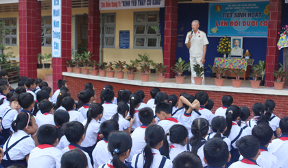 Các em học sinh nghe Anh hùng LLVTND - Thiếu tá Huỳnh Văn Ly kể chuyện truyền thống.