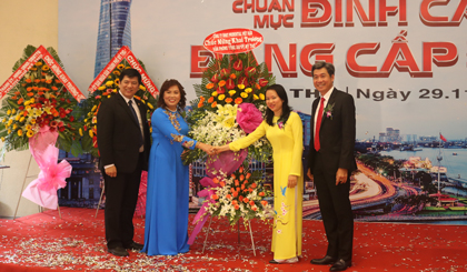 Đại diện lãnh đạo UBND TP. Mỹ Tho và Công ty Prudential Việt Nam tặng hoa chúc mừng khia trương Văn phòng Tổng Đại lý Prudential Mỹ Tho.