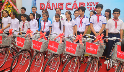 Nhân dịp khia trương, Văn phòng Tổng Đại lý Prudential Mỹ Tho tặng 10 xe đạp cho các em học sinh vượt khó học tốt trên địa bàn TP. Mỹ Tho.