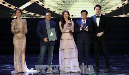 Director Le Thanh Son and actress Kaity Nguyen (second and third from left) honoured at the awards ceremony (Photo: VNA)