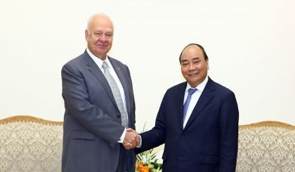 Prime Minister Nguyen Xuan Phuc (R) and Russian Ambassador to Vietnam Konstantin Vasilievich Vnukov (Source: VNA)