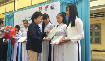 Former Vice President Truong My Hoa awards scholarships to poor pupils. Photo: Do Phi