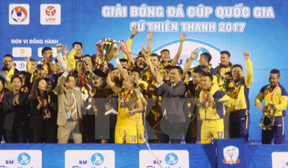 Giây phút đăng quang ngôi vô địch Giải bóng đá Cúp Quốc gia của đội bóng Sông Lam Nghệ An. (Ảnh: Thanh Tùng/TTXVN)
